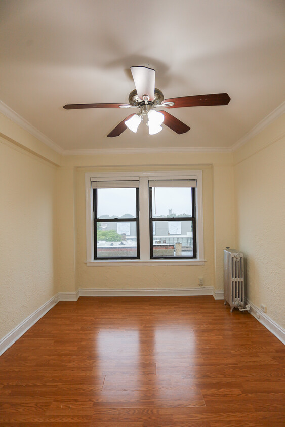 Primary Photo - 6233 N Winthrop Ave
