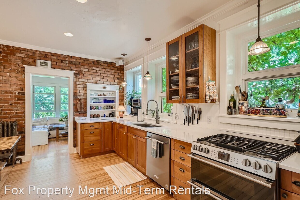 Foto principal - 4 br, 2.5 bath House - 517 Marine St