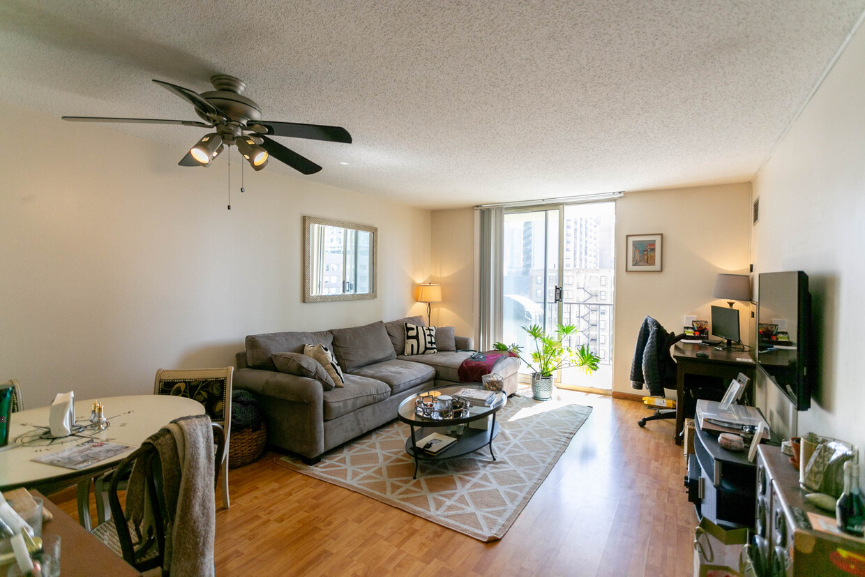 Primary Photo - 1212 N LaSalle Dr