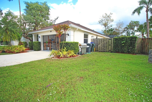 Building Photo - 896 Rose Ct