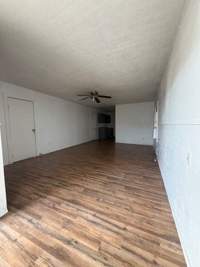 Foto del edificio - 613 W Avenue D