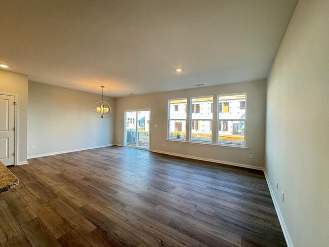 Foto del edificio - Brand New Open floor plan, 2 car garage to...