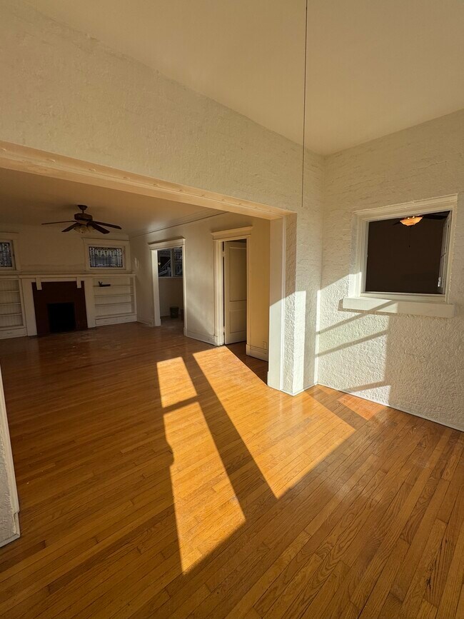 Foto del edificio - 3619 N Pine Grove Ave