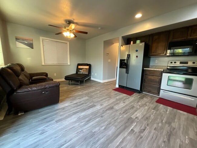 Building Photo - 3 bedroom 2 1/2 Bath Townhouse- Partially Furnished- Ready this month