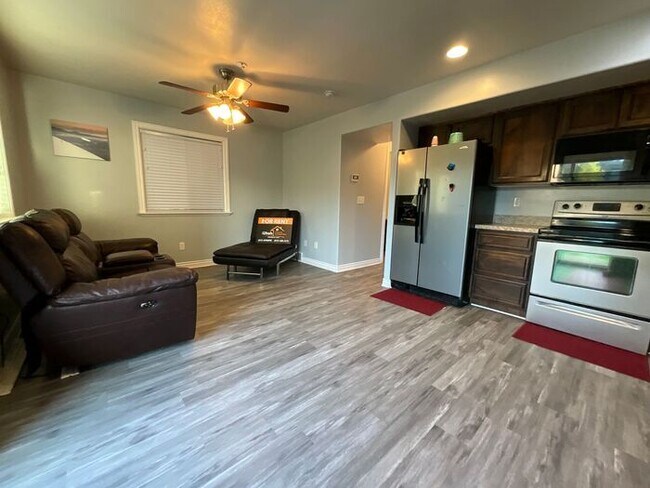 Foto del edificio - 3 bedroom 2 1/2 Bath Townhouse- Partially Furnished- Ready this month