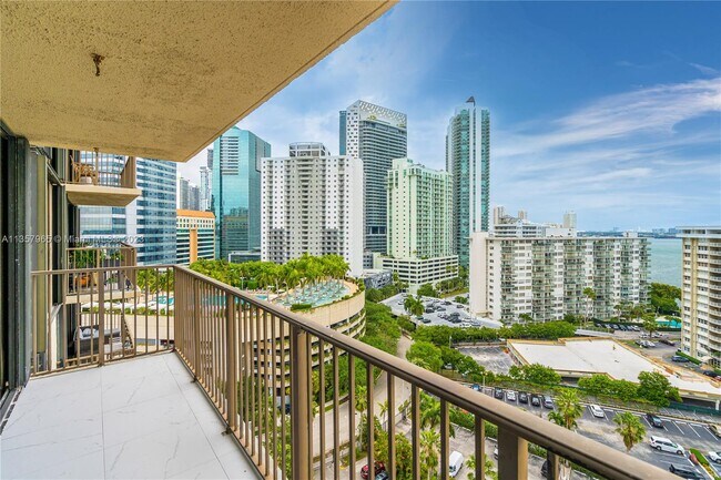 Foto del edificio - 1450 Brickell Bay Dr