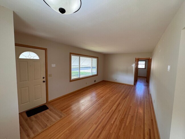 Building Photo - AVAILABLE NOW! Gorgeous, Newly Renovated 5 Bedroom, 2 Bathroom Single Family Home w/Huge Fenced I...