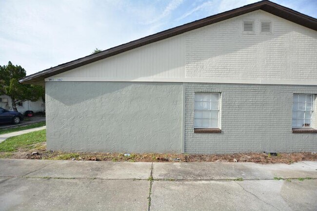 Building Photo - 3060 St Paul Dr