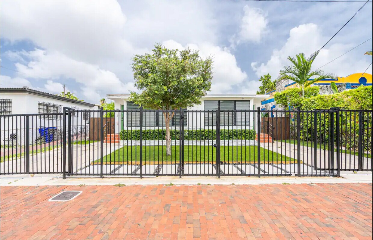 Primary Photo - 511 SW 15th Ave