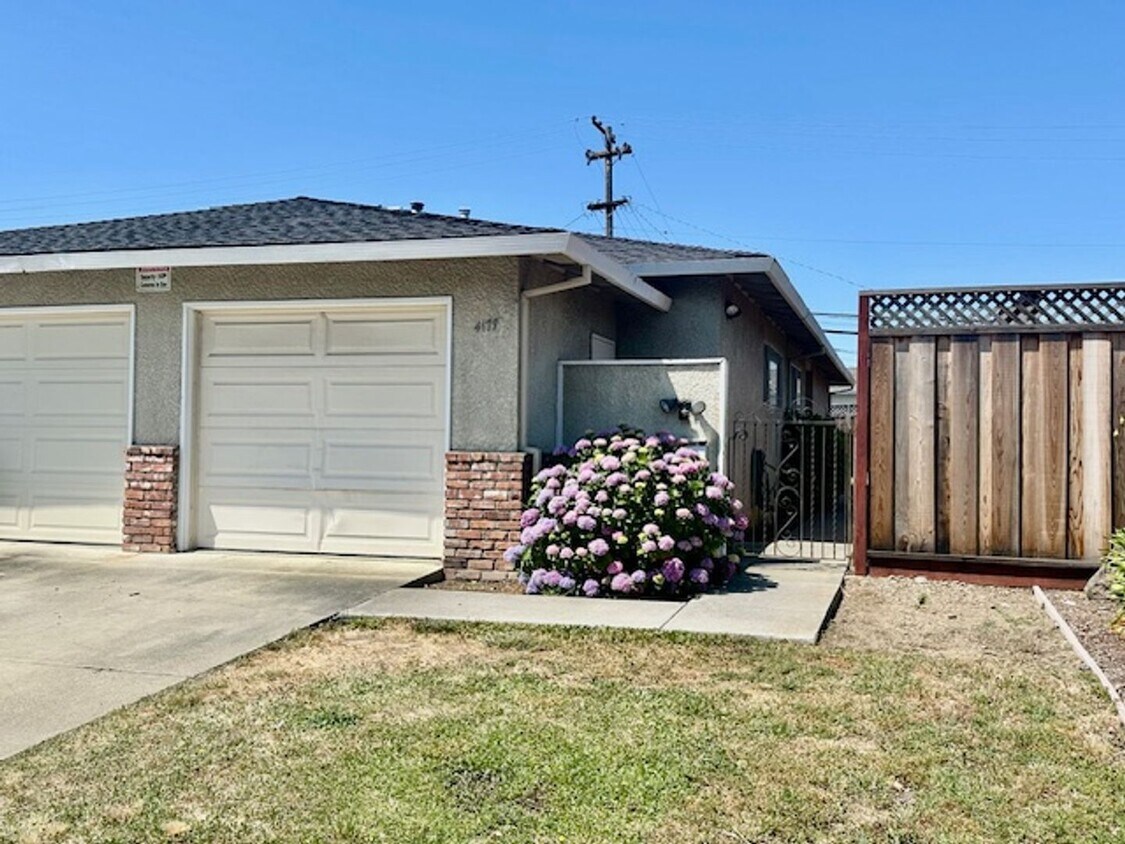 Foto principal - Beautiful Move-In Ready Two Bedroom Two Ba...