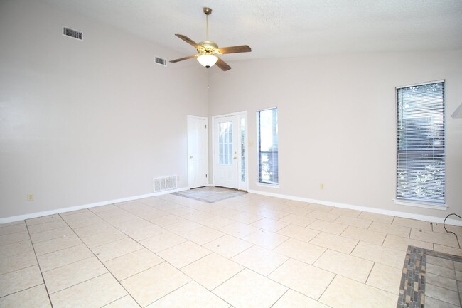 Foto del edificio - Inviting 2-Bed, 2-Bath Home with Fenced Ya...