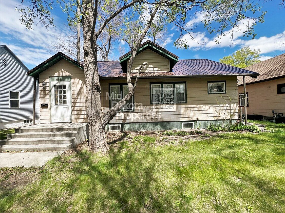 Primary Photo - 414 W 11th- 4 bedroom house with a garage