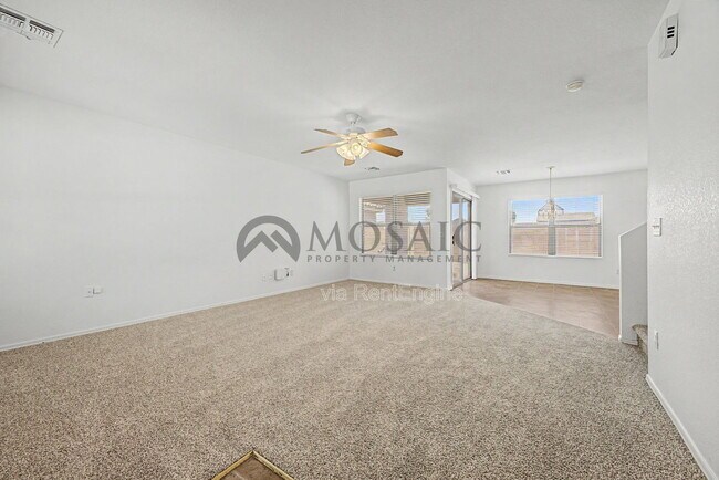 Foto del edificio - 2232 E Spruce Dr