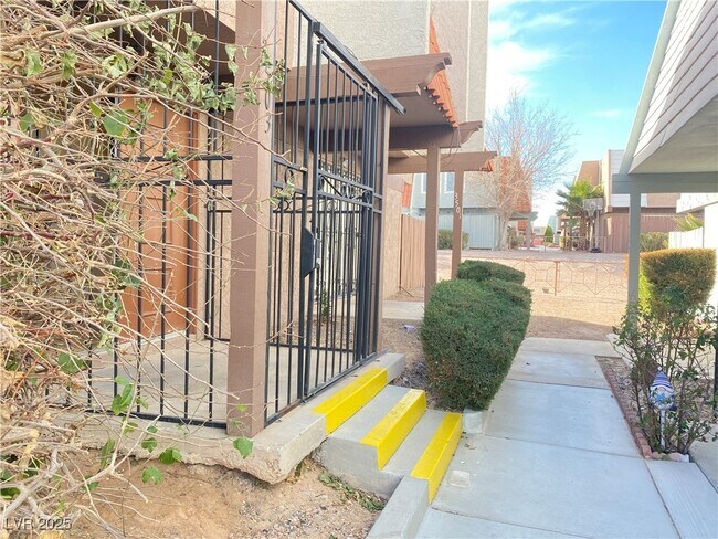 Foto del edificio - 3503 Villa Knolls S Dr