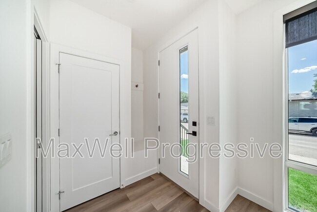 Building Photo - 7724-7105 105 Ave NW