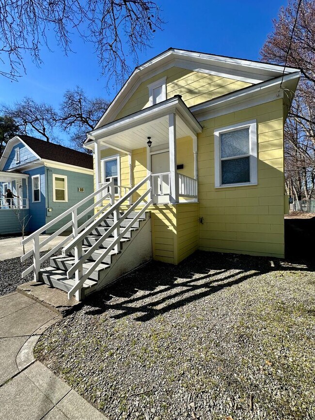 Foto del edificio - Reserve Now for June 2026! Great House in Downtown Chico