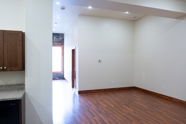 Foto del edificio - 418 Shelden Ave