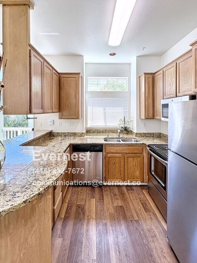 Foto del edificio - Lovely 2-Bedroom Townhome: Comfort and Con...