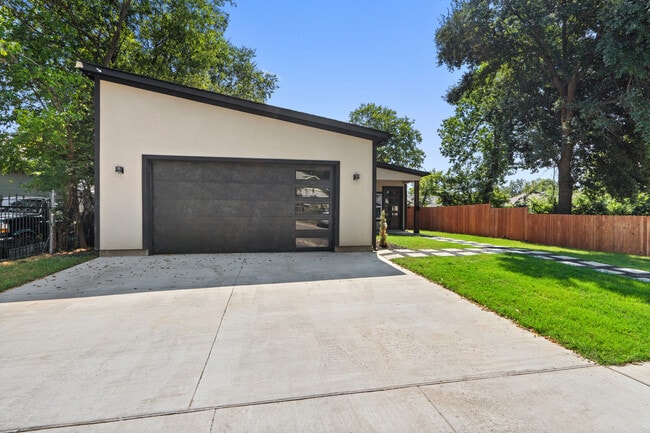 Building Photo - 2514 Carpenter Ave