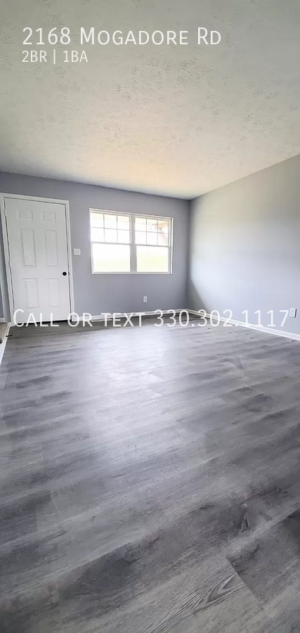 Building Photo - Two bedroom 1 bath townhome for rent - Ell...