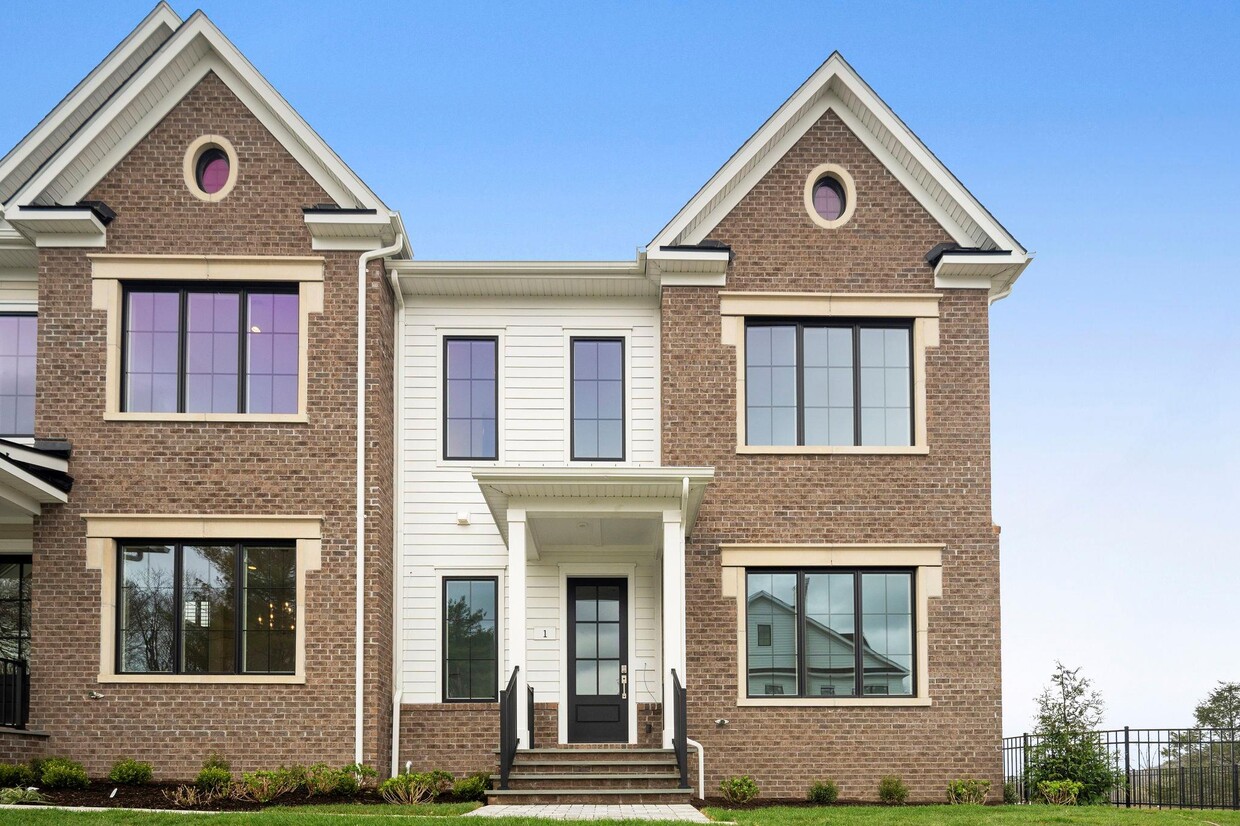 Primary Photo - 1 Dewitt Dr