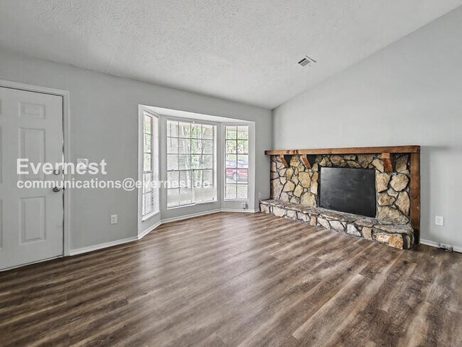 Building Photo - 3 Bed, 2 Bath Home with Garage / Pet-Friendly / Coming Soon!