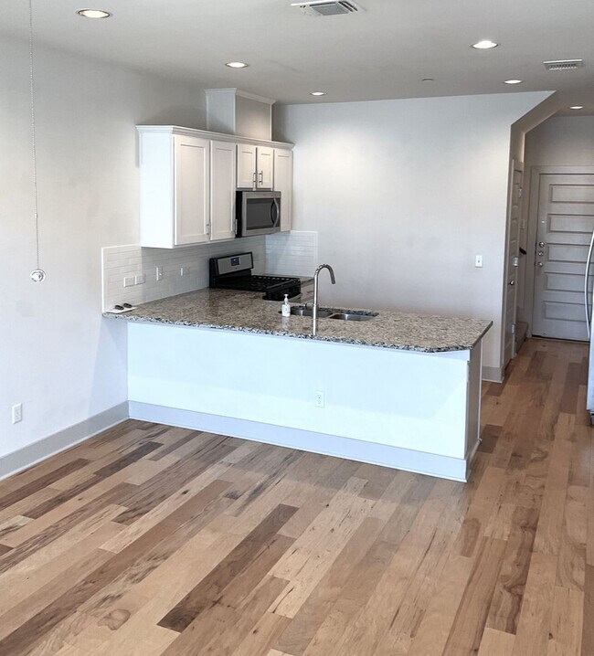 Building Photo - Elegant 3 bedroom Townhouse style condo!