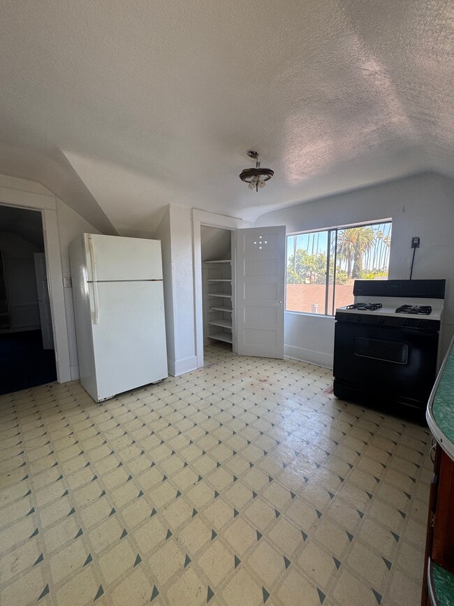 Building Photo - 3425 3rd Avenue
