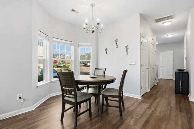 Foto del edificio - FULLY FURNISHED - Upgraded End-Unit Retreat | 3BR/2.5BA, Dedicated Office Space & Private Garage ...