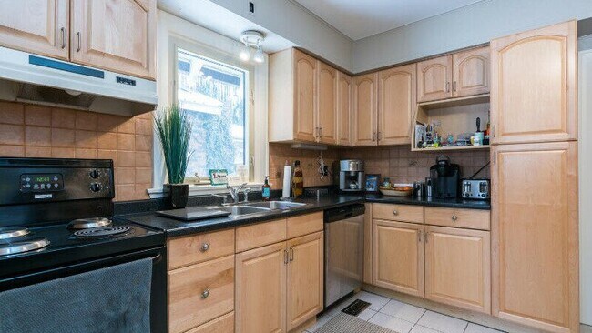 Building Photo - Charming 2+ DEN Whole Home Rental  in Old ...