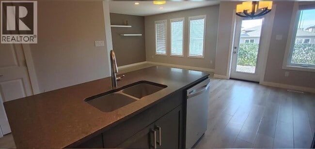 Building Photo - 518 Devonia Rd W