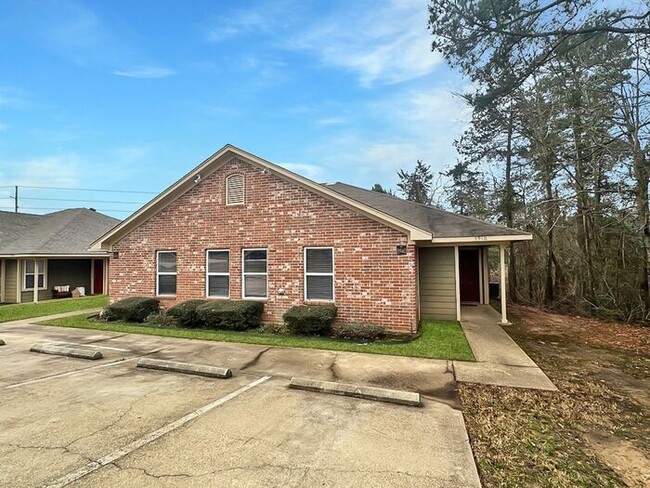 Building Photo - Tour Today! 3 Bedroom 2 Bath Duplex at Man...