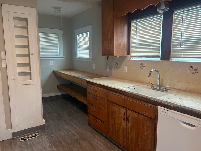 Building Photo - Beautifuly updated 2 Bedroom home with bac...