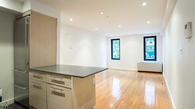 Foto del edificio - 213 E 81st St