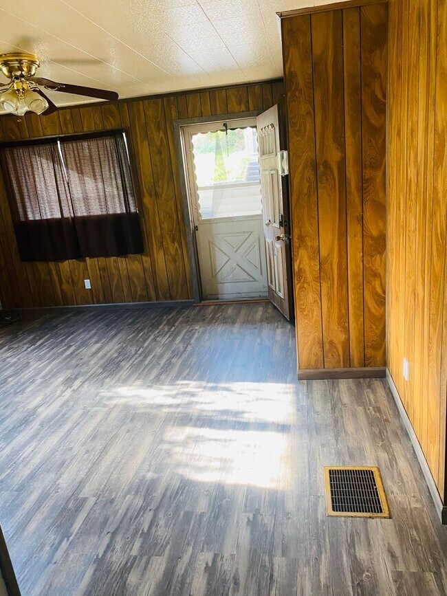 Building Photo - 2 br, 1 bath House - 9 Madonna Dr. Apt. 2