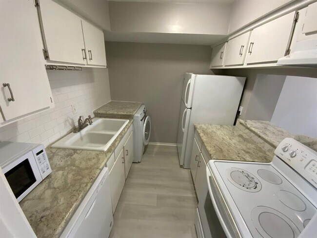 Building Photo - 6402 Del Monte Dr