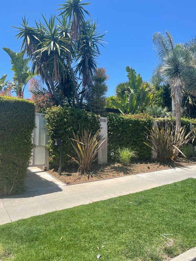 Primary Photo - 609 N Doheny Dr