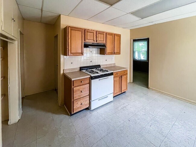 Building Photo - 170 Mallory Ave
