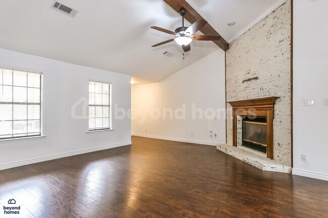 Foto del edificio - Updated 3BR Sherwood Home with Huge Fenced Yard