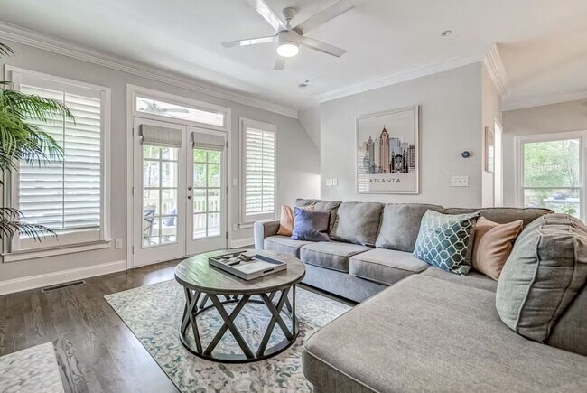 Foto del edificio - 739 Saint Charles Ave NE