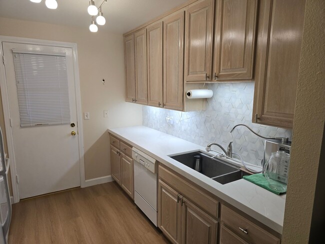 Building Photo - Updated Porter Ranch Townhome with Scenic ...
