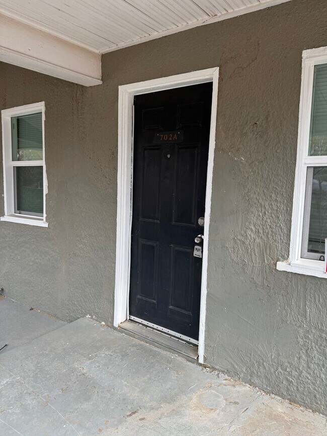 Foto del edificio - 702 N Buchanan St