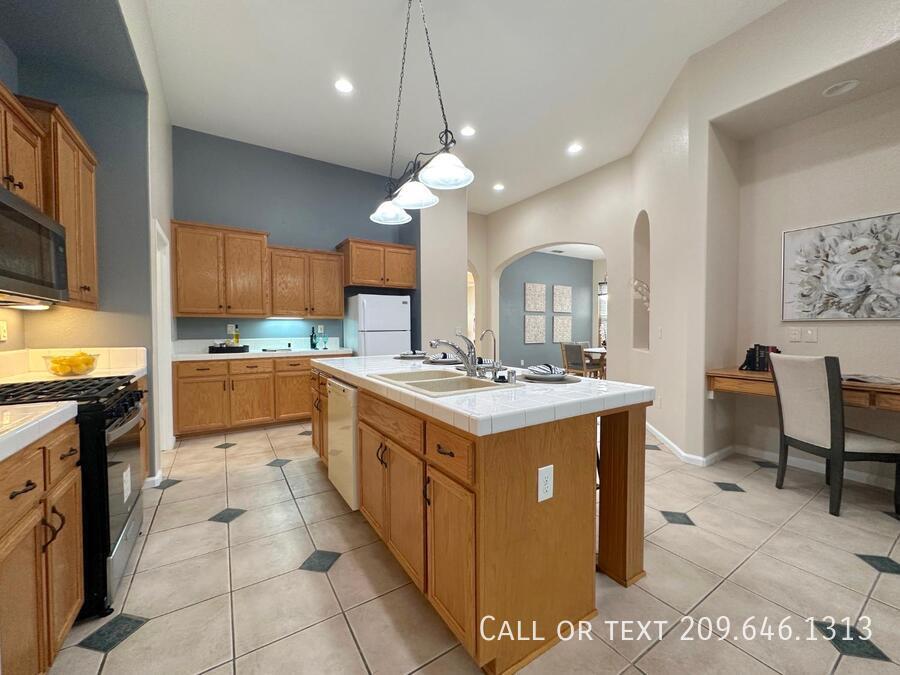 Building Photo - 2555 Crestmore Cir