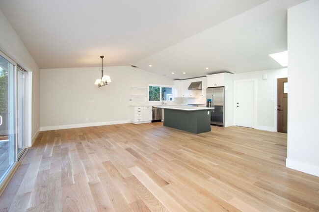 Building Photo - Single Level Home All Remodeled