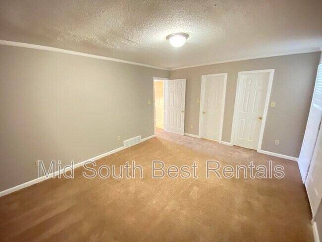 Foto del edificio - 5839 Plum Valley Dr