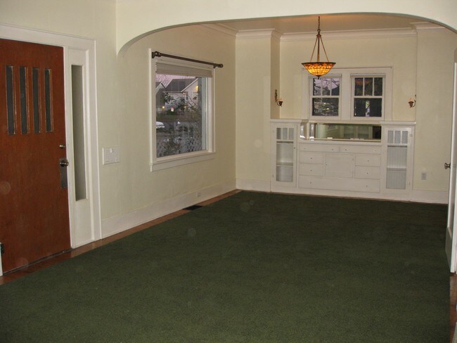Interior Photo - 2390-2392 State St