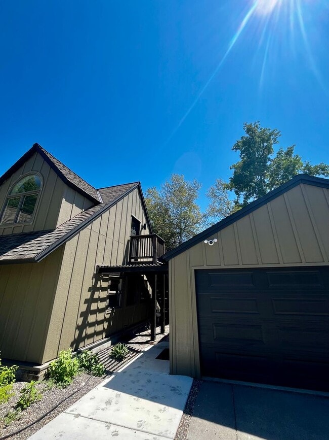 Building Photo - Executive Rental on Riverside Country Club...