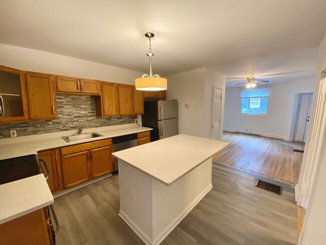 Building Photo - 4 Bedroom/2.5 Bathroom House in Southside-...