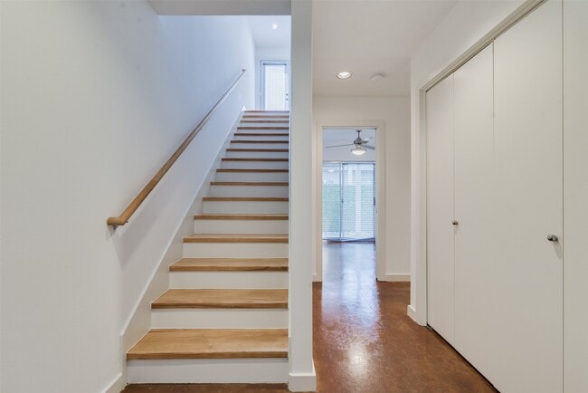 Building Photo - 1637 Tuam St