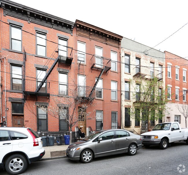 Building Photo - 658 Henry St
